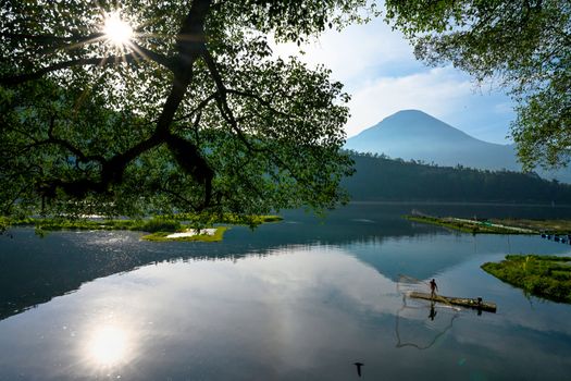 Suasana tenang lanskap alam Indonesia menjadi destinasi favorit bagi pelancong yang ingin melepaskan penat dari hiruk-pikuk kehidupan perkotaan.