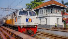 Penumpang menikmati pemandangan perbukitan hijau dari dalam gerbong kereta api pariwisata yang nyaman. Transportasi rel kini menjadi favorit pelancong yang menginginkan perjalanan santai tanpa terkendala kemacetan jalan raya.