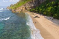 Pemandangan pantai tropis berair jernih dan berpasir putih menjadi salah satu pilihan destinasi ideal untuk melepaskan penat dari rutinitas harian.