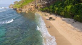 Pemandangan pantai tropis berair jernih dan berpasir putih menjadi salah satu pilihan destinasi ideal untuk melepaskan penat dari rutinitas harian.
