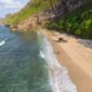 Pemandangan pantai tropis berair jernih dan berpasir putih menjadi salah satu pilihan destinasi ideal untuk melepaskan penat dari rutinitas harian.