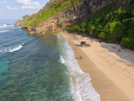 Pemandangan pantai tropis berair jernih dan berpasir putih menjadi salah satu pilihan destinasi ideal untuk melepaskan penat dari rutinitas harian.