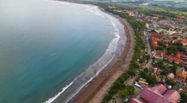 Jalur Jalan Lintas Selatan Jawa menyuguhkan pemandangan tebing kapur dan Samudra Hindia yang memukau sepanjang perjalanan.