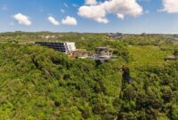 Kemegahan interior dan lanskap hijau Hotel Nusantara di Ibu Kota Nusantara yang memadukan estetika arsitektur kontemporer ramah lingkungan dengan sentuhan kebudayaan lokal.
