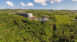 Kemegahan interior dan lanskap hijau Hotel Nusantara di Ibu Kota Nusantara yang memadukan estetika arsitektur kontemporer ramah lingkungan dengan sentuhan kebudayaan lokal.
