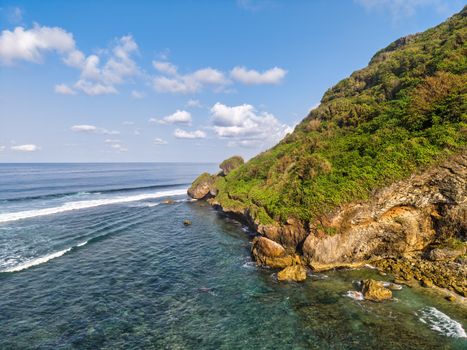Pemandangan jalur jalan pesisir selatan Jawa yang membentang mulus di antara perbukitan kapur hijau dan lautan luas Samudra Hindia.