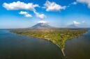Pemandangan indah Gunung Api Banda di Kepulauan Banda, Maluku Tengah, yang dikelilingi oleh lautan biru jernih dan situs bersejarah kolonial.