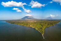 Pemandangan indah Gunung Api Banda di Kepulauan Banda, Maluku Tengah, yang dikelilingi oleh lautan biru jernih dan situs bersejarah kolonial.