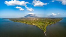 Pemandangan indah Gunung Api Banda di Kepulauan Banda, Maluku Tengah, yang dikelilingi oleh lautan biru jernih dan situs bersejarah kolonial.