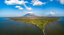 Pemandangan indah Gunung Api Banda di Kepulauan Banda, Maluku Tengah, yang dikelilingi oleh lautan biru jernih dan situs bersejarah kolonial.