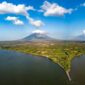Pemandangan indah Gunung Api Banda di Kepulauan Banda, Maluku Tengah, yang dikelilingi oleh lautan biru jernih dan situs bersejarah kolonial.