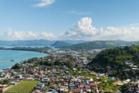 Pemandangan megah Benteng Belgica berlatar belakang Gunung Api Banda dan perairan jernih Kepulauan Banda di Maluku Tengah.