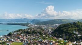 Pemandangan megah Benteng Belgica berlatar belakang Gunung Api Banda dan perairan jernih Kepulauan Banda di Maluku Tengah.