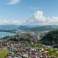 Pemandangan megah Benteng Belgica berlatar belakang Gunung Api Banda dan perairan jernih Kepulauan Banda di Maluku Tengah.