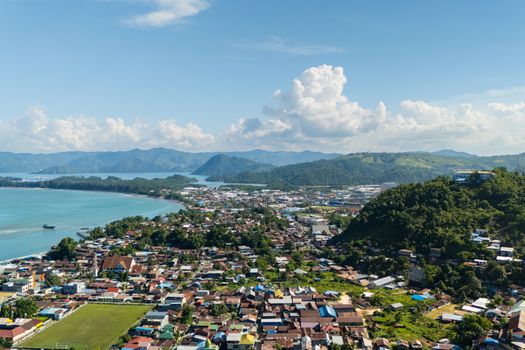 Pemandangan megah Benteng Belgica berlatar belakang Gunung Api Banda dan perairan jernih Kepulauan Banda di Maluku Tengah.