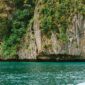 Pemandangan tebing granit megah yang mengapit hamparan sawah hijau di Lembah Harau, Sumatra Barat, memberikan suasana tenang yang ideal untuk perjalanan perlahan.