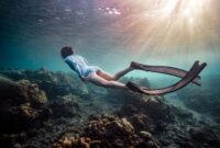 Penyelam mengamati keindahan terumbu karang purba yang masih terjaga keasliannya di perairan jernih Selat Pantar, Kepulauan Alor, Nusa Tenggara Timur.
