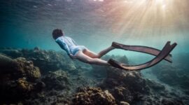 Penyelam mengamati keindahan terumbu karang purba yang masih terjaga keasliannya di perairan jernih Selat Pantar, Kepulauan Alor, Nusa Tenggara Timur.