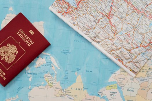 Seorang pelancong sedang memeriksa kelengkapan berkas dan dokumen penting sebelum memulai perjalanan menjelajahi destinasi impiannya.