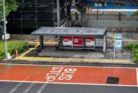 Seorang wisatawan menikmati pemandangan pesisir dari atas moda transportasi umum yang terhubung langsung dengan rute penyeberangan antarpulau di Indonesia.