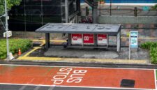 Seorang wisatawan menikmati pemandangan pesisir dari atas moda transportasi umum yang terhubung langsung dengan rute penyeberangan antarpulau di Indonesia.