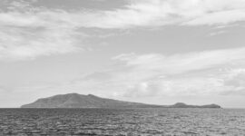 Pemandangan Gunung Api Banda yang berdiri megah di balik hamparan perairan jernih Banda Neira di Maluku Tengah. Kawasan ini menjadi destinasi favorit wisatawan yang merindukan ketenangan serta kekayaan sejarah rempah Nusantara.