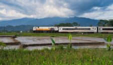 Perjalanan menggunakan kereta api menyuguhkan pemandangan alam pedesaan yang asri sekaligus menawarkan kenyamanan maksimal bagi para wisatawan sepanjang rute perjalanan.