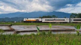 Perjalanan menggunakan kereta api menyuguhkan pemandangan alam pedesaan yang asri sekaligus menawarkan kenyamanan maksimal bagi para wisatawan sepanjang rute perjalanan.