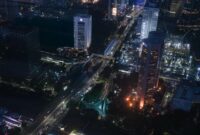 Fasad bersejarah Hotel Indonesia yang berdiri megah di kawasan Bundaran HI Jakarta tetap mempertahankan estetika arsitektur modernis tahun 1960-an sebagai cagar budaya nasional.
