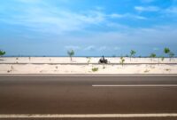 Jalur transportasi terpadu kini mempermudah akses para wisatawan menuju destinasi wisata pesisir dan perdesaan terpencil di Indonesia secara lebih nyaman dan efisien.
