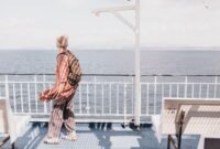 Pelancong menikmati pemandangan laut dari atas kapal cepat modern yang kini menghubungkan pulau-pulau kecil di wilayah timur Indonesia secara teratur.