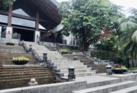 Fasad Hotel Nusantara memancarkan keanggunan arsitektur hijau modern yang menyatu harmonis dengan lanskap hutan hujan tropis di kawasan Ibu Kota Nusantara.