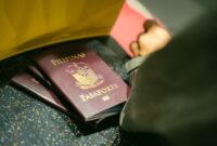 Seorang pelancong sedang memeriksa dokumen perjalanan dan mengemas barang bawaan dengan cermat sebelum berangkat menuju destinasi wisata. Persiapan matang menjadi kunci utama menjaga keselamatan serta kenyamanan selama berlibur.