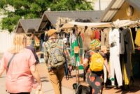 Menjelajahi pasar tradisional setempat menjadi salah satu cara efektif untuk menikmati kebudayaan lokal sekaligus menghemat anggaran kuliner selama berlibur.