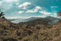 Rangkaian kereta wisata kompartemen melintas di antara hamparan perbukitan hijau Jawa Barat dengan pemandangan alam yang memukau. Fasilitas modern pada moda transportasi ini memberikan kenyamanan ekstra bagi wisatawan sepanjang perjalanan.
