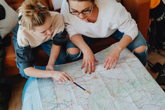 Seorang pelancong sedang mengamati peta rute perjalanan untuk menyusun rencana liburan yang efisien dan bermakna.