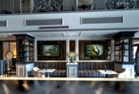 Kemewahan interior lobi Hotel Nusantara yang memadukan desain modern ramah lingkungan dengan sentuhan motif ukiran tradisional Kalimantan Timur.
