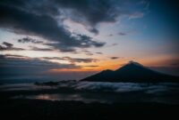 Pemandangan megah Gunung Api Banda yang menjulang di balik perairan biru tenang Banda Neira, Maluku Tengah. Suasana alam murni dan jejak sejarah kolonial menjadikannya salah satu destinasi wisata paling memikat di Indonesia Timur.