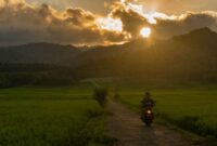 Pemandangan indah dari balik jendela kereta api menjadi salah satu daya tarik utama moda transportasi darat yang menawarkan kenyamanan serta ketepatan waktu bagi para pelancong.