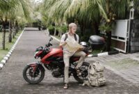 Seorang pelancong independen menikmati suasana kota bersejarah dengan mengandalkan peta panduan dan moda transportasi lokal demi menjaga efisiensi anggaran perjalanan.