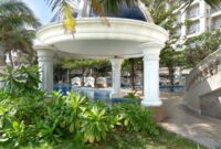 Suasana taman tengah Hotel Majapahit Surabaya yang rindang dengan latar arsitektur gaya kolonial yang terawat anggun sejak awal abad ke-20.