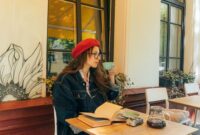 Seorang pelancong menikmati suasana pagi yang tenang di kedai kopi terbuka sembari merencanakan rute eksplorasi harian tanpa tergesa-gesa.