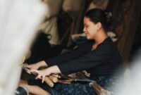 Seorang pengrajin tenun tradisional di Sumba memperlihatkan proses pewarnaan benang menggunakan bahan-bahan alami dari hutan sekitar. Wisata berbasis komunitas seperti ini menjadi daya tarik utama dalam tren penjelajahan pedesaan Indonesia.