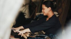Seorang pengrajin tenun tradisional di Sumba memperlihatkan proses pewarnaan benang menggunakan bahan-bahan alami dari hutan sekitar. Wisata berbasis komunitas seperti ini menjadi daya tarik utama dalam tren penjelajahan pedesaan Indonesia.