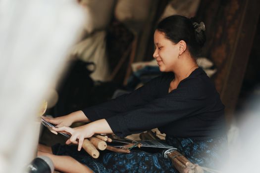 Seorang pengrajin tenun tradisional di Sumba memperlihatkan proses pewarnaan benang menggunakan bahan-bahan alami dari hutan sekitar. Wisata berbasis komunitas seperti ini menjadi daya tarik utama dalam tren penjelajahan pedesaan Indonesia.