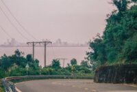 Pemandangan indah Jalur Lintas Selatan Jawa yang membelah perbukitan hijau dan berbatasan langsung dengan hamparan laut biru Samudra Hindia.