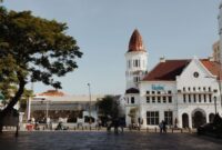 Para wisatawan menikmati panorama perbukitan dan persawahan hijau melalui gerbong kereta wisata berfasilitas kaca lebar yang melintasi jalur selatan Pulau Jawa.