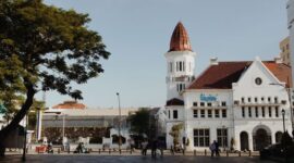 Para wisatawan menikmati panorama perbukitan dan persawahan hijau melalui gerbong kereta wisata berfasilitas kaca lebar yang melintasi jalur selatan Pulau Jawa.