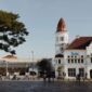 Para wisatawan menikmati panorama perbukitan dan persawahan hijau melalui gerbong kereta wisata berfasilitas kaca lebar yang melintasi jalur selatan Pulau Jawa.