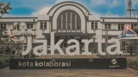 Kemegahan bangunan Hotel Indonesia yang berpadu dengan Monumen Selamat Datang di pusat ibu kota Jakarta menjadi simbol modernitas Indonesia sejak era 1960-an.